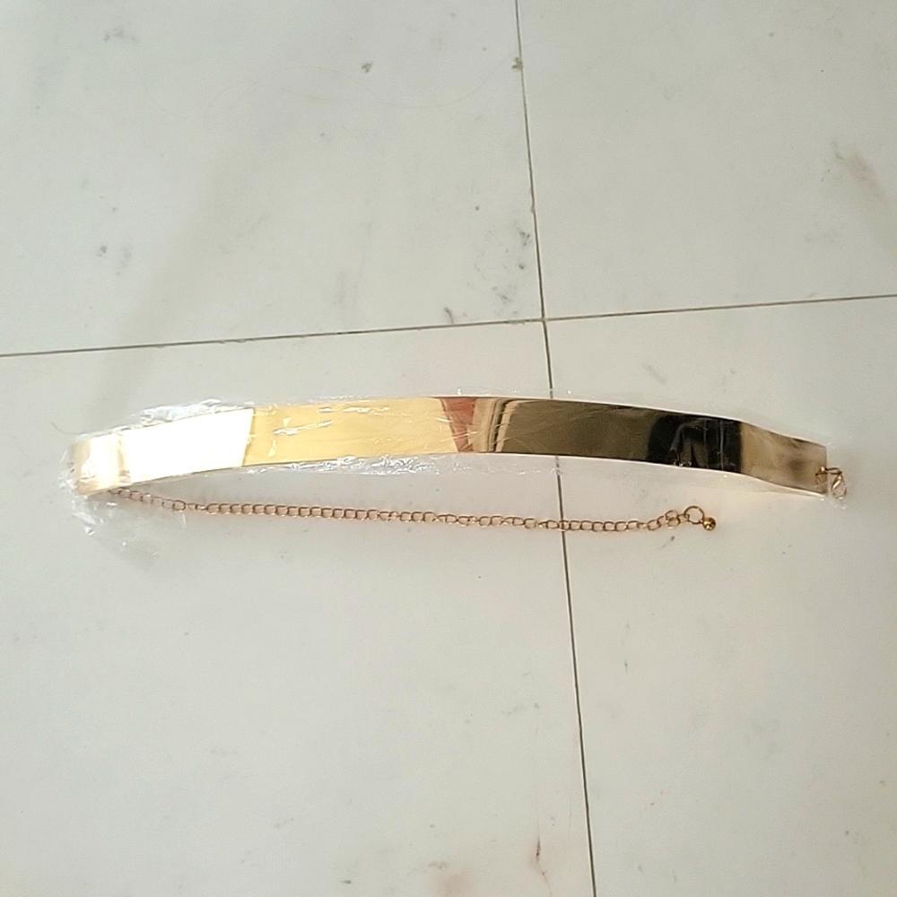 belt is S,M,L, It works normally for those sizes, is totally, new and color GOLD